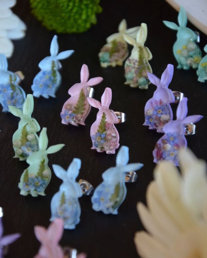 🐇 Velikonoční zajíčkové pecky do uší s drobnými kvítky 🌿. Komponenty jsou z chirurgické oceli. 400,-/pár 🇬🇧🐇 Easter bunny...